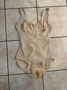 Amazon Essentials Nude Beige Underwire Shaping Bodysuit